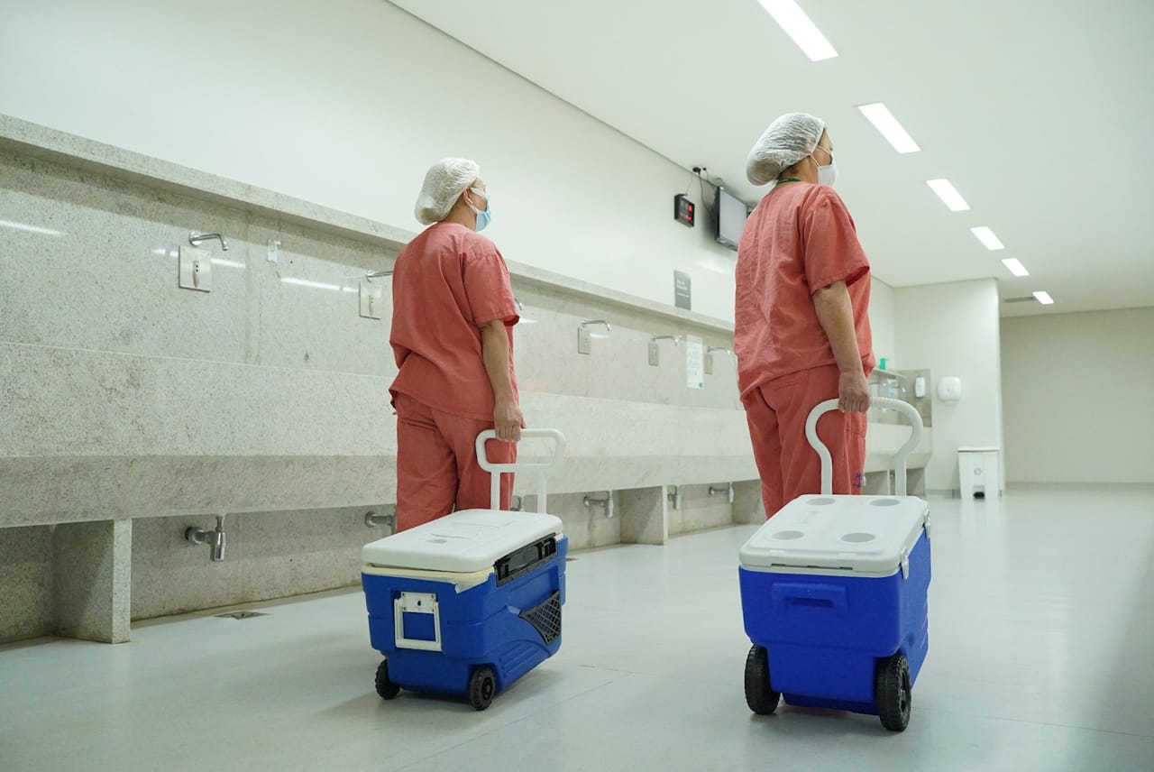 Profissionais de saúde carregam caixas térmicas com órgãos para transplante no Hugol, uma das unidades do Governo de Goiás que realizam procedimento no Estado