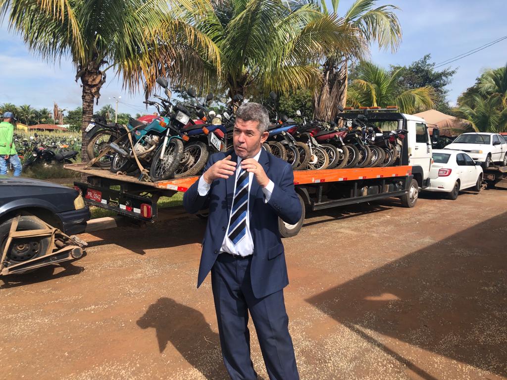 Presidente do Detran Delegado Waldir visita pátio em Abadia de Goiás: espaço deve ser esvaziado após realização de leilões